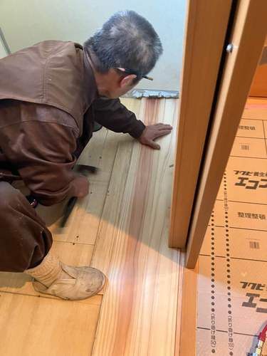 『職人技で仕上げる、天然木の温もりと確かな施工』トイレ施工事例