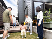 『敷地形状を活かすローデッキで繋がるお庭』小山市